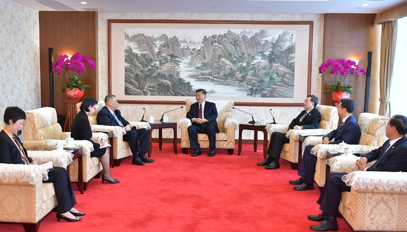 12月18日，国家主席习近平在澳门会见澳门特别行政区行政长官崔世安。新华社记者 李涛 摄